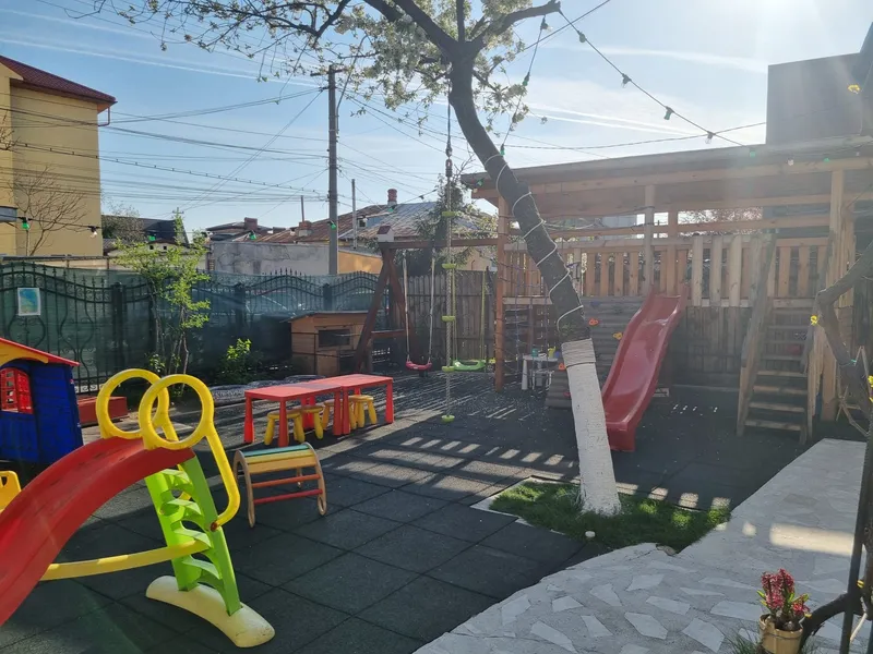 Copii lucrând cu materiale Montessori
